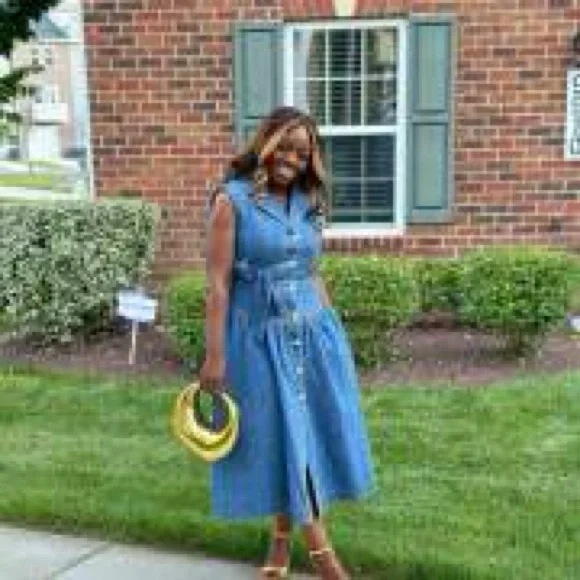 Sleeveless Denim Dress - Picture 4 of 11